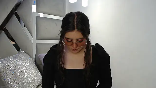 Paola Lyon  online show from December 4, 2024, 7:23 pm