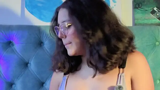 Snapshot of Paola_Lyon_ chatting on April 28, 2026, 5:29 pm Paola Lyon online show from April 28, 2026, 5:29 pm