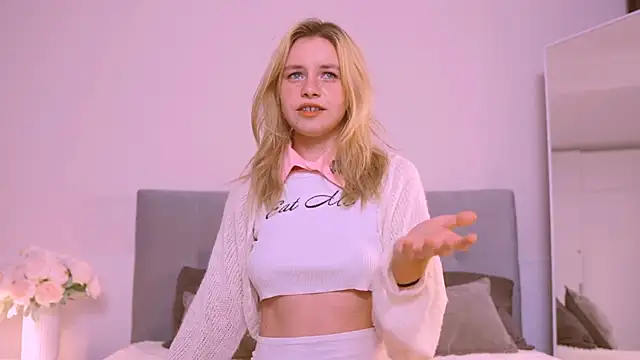 Snapshot of FapClubFamm chatting on September 19, 2025, 5:24 pm FapClubFamm online show from September 19, 2025, 5:24 pm