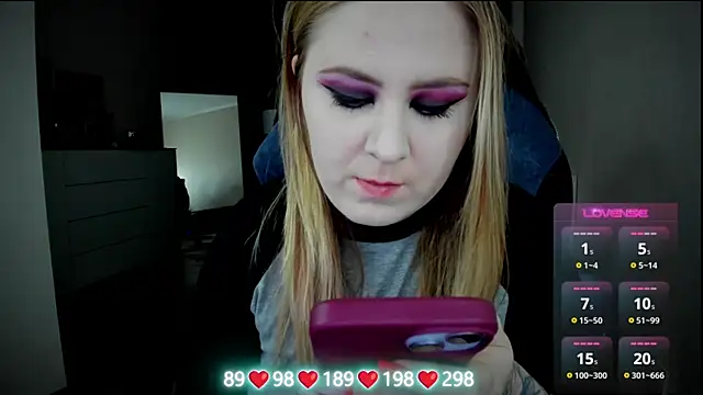 Olivia Munk online show from November 14, 2025, 4:44 am