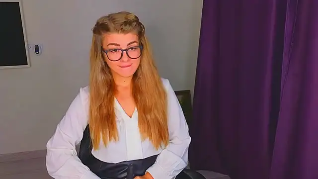  comefeelme  online show from November 8, 2025, 5:18 am