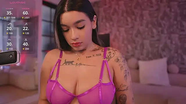 Snapshot of HannahW_ chatting on September 18, 2025, 6:21 pm HannahW online show from September 18, 2025, 6:21 pm