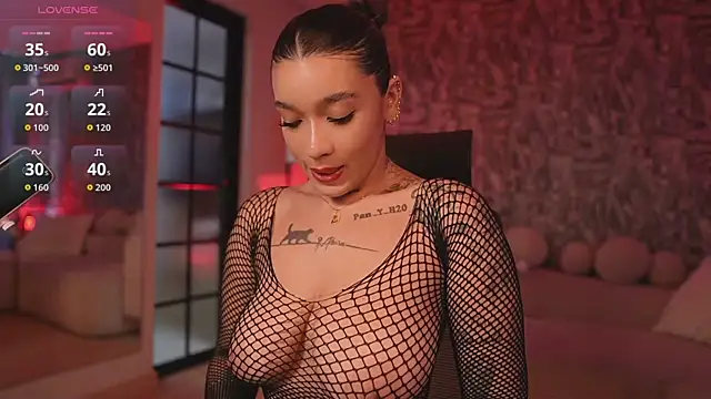 Snapshot of HannahW_ chatting on September 26, 2025, 8:02 pm HannahW online show from September 26, 2025, 8:02 pm