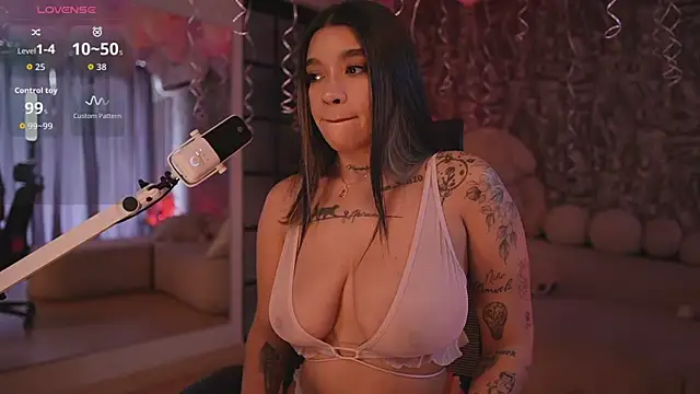 Snapshot of HannahW_ chatting on October 9, 2025, 8:29 pm HannahW online show from October 9, 2025, 8:29 pm