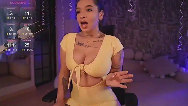 Snapshot of HannahW_ chatting on October 12, 2025, 12:59 pm HannahW online show from October 12, 2025, 12:59 pm