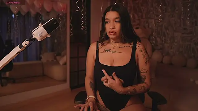 Snapshot of HannahW_ chatting on October 24, 2025, 9:55 pm HannahW online show from October 24, 2025, 9:55 pm