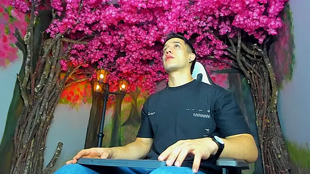 alexgiraldo  online show from February 13, 2025, 11:17 am