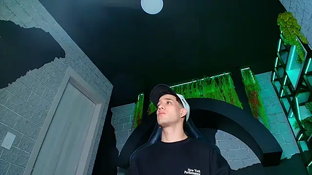 alexgiraldo  online show from March 19, 2025, 11:17 am