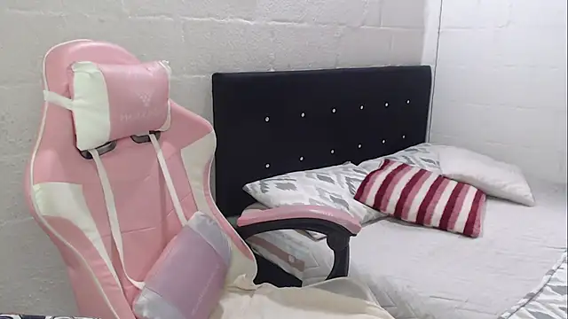 jade04 roberts online show from October 21, 2025, 2:18 pm