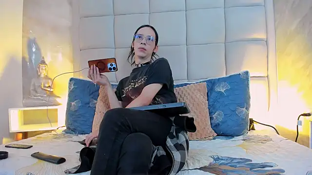 Hecatee 77 online show from October 5, 2025, 7:45 pm