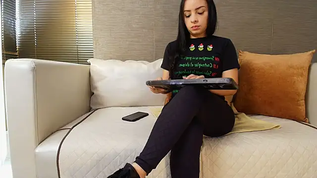 Sophie LittleS online show from December 13, 2024, 12:50 pm