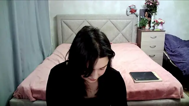 Snapshot of juliettkalen chatting on December 9, 2024, 11:04 am juliettkalen online show from December 9, 2024, 11:04 am