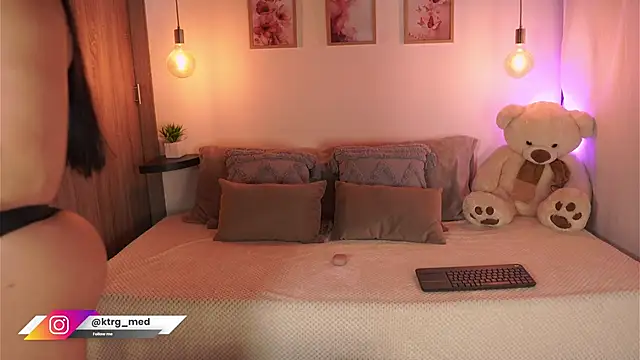 Snapshot of amelie_gonzalez chatting on October 3, 2025, 8:50 pm amelie gonzalez online show from October 3, 2025, 8:50 pm