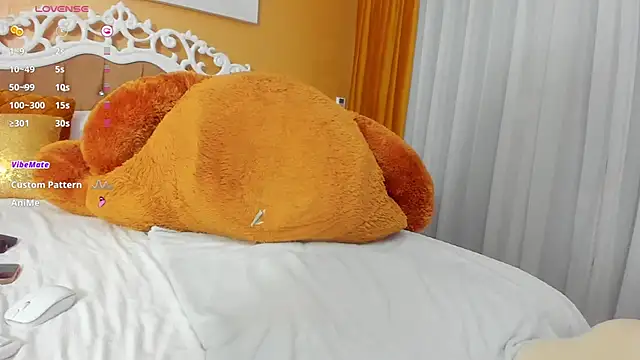 GoldenCaroline online show from October 17, 2025, 4:42 pm