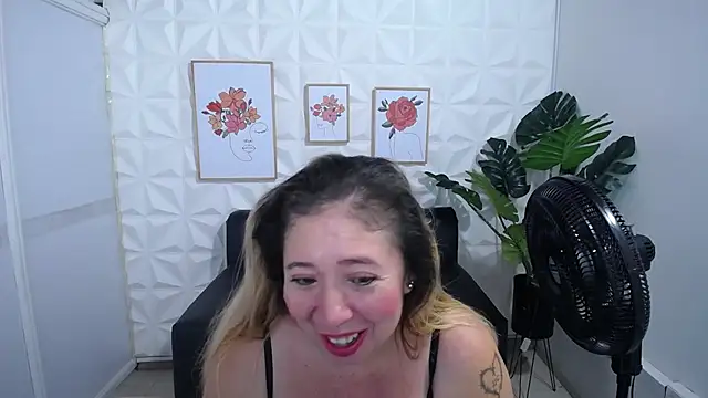 Valentinaa mature online show from January 29, 2025, 10:43 pm