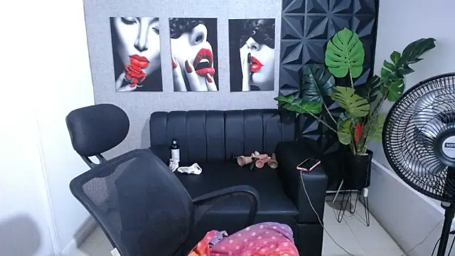 Valentinaa mature online show from June 22, 2026, 11:35 pm