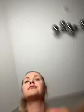 Bella-Tight online show from February 8, 2026, 10:40 am