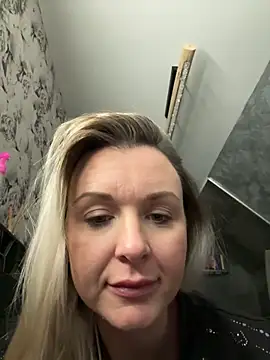 Snapshot of Bella-Tight chatting on February 12, 2026, 3:29 pm Bella-Tight online show from February 12, 2026, 3:29 pm