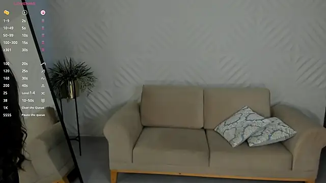 LizzHamilton   online show from December 13, 2024, 11:17 pm