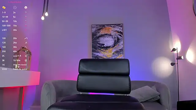 LizzHamilton   online show from January 7, 2025, 1:06 am