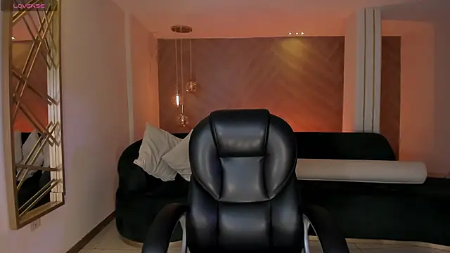 LizzHamilton   online show from November 28, 2025, 9:28 pm