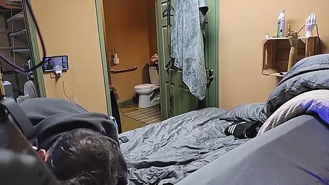 leahcimnikral online show from December 15, 2025, 5:23 am