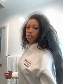 mismialove online show from May 1, 2026, 6:34 pm