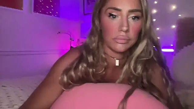 Snapshot of Fitnessbabe69 chatting on July 15, 2026, 9:03 am Fitnessbabe69 online show from July 15, 2026, 9:03 am